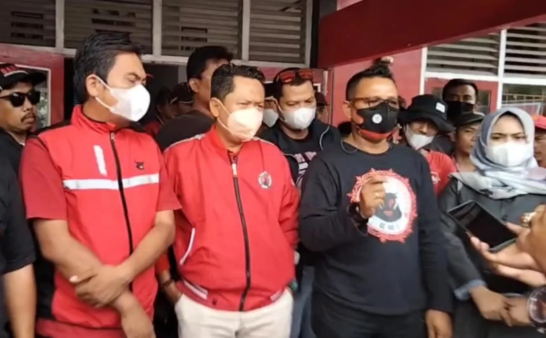 MOTIF PELAPORAN. Sekretaris DPC PDI Perjuangan Indramayu, Sahali memberikan keterangan terkait sikap partai terhadap masalah yang dihadapi kadernya. Pihaknya sudah menyiapkan langkah hukum dengan didampingi Badan Bantuan Hukum dan Advokasi Rakyat.