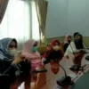 NAKES CURHAT. Sekretaris Fraksi PDIP DPRD Indramayu Anggi Nofiah (kiri) saat menerima audiensi nakes honorer PTT beberapa waktu lalu. Anggi telah menerima SP 1 dari DPC PDIP Kabupaten Indramayu.