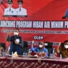 HIBAH. Bupati Majalengka DR H Karna Sobahi MMpd meluncurkan program hibah air bersih untuk MBR, di Kecamatan Jatitujuh Selasa (18/1).