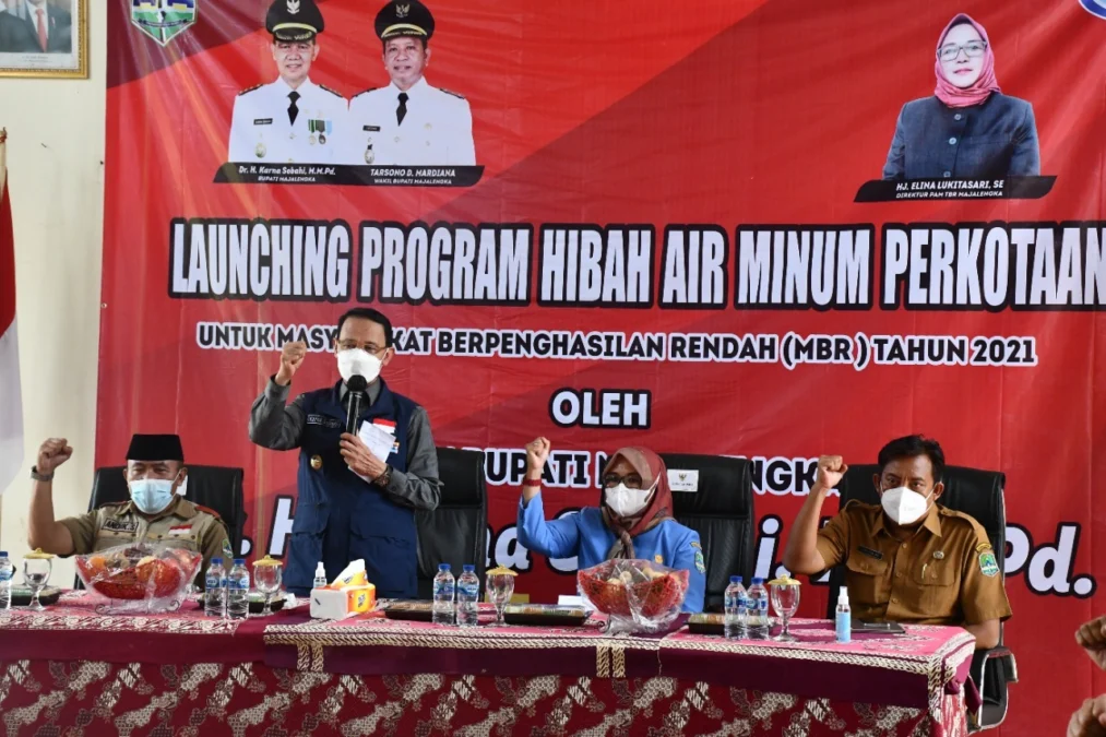 HIBAH. Bupati Majalengka DR H Karna Sobahi MMpd meluncurkan program hibah air bersih untuk MBR, di Kecamatan Jatitujuh Selasa (18/1).