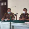 KREDIT MACET. Kasi Intelijen Elan Jaelani didampingi Kasi Pidsus Guntoro Janjang Saptodie memberikan keterangan kepada wartawan. Kejari segera menetapkan dua saksi menjadi tersangka pada kasus pembobolan BPR.