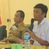 MONITORING. Ketua Komisi IV DPRD Indramayu M Alam Sukmajaya melakukan monitoring kawasan desa digital di Kantor Pemdes Kertanegara, Kecamatan Haurgeulis, kemarin. Saat ini ada 15 desa yang ditetapkan sebagai kawasan desa digital.