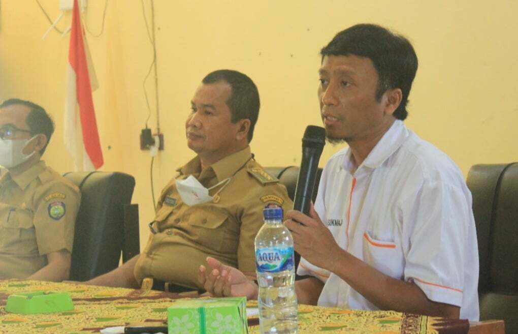 MONITORING. Ketua Komisi IV DPRD Indramayu M Alam Sukmajaya melakukan monitoring kawasan desa digital di Kantor Pemdes Kertanegara, Kecamatan Haurgeulis, kemarin. Saat ini ada 15 desa yang ditetapkan sebagai kawasan desa digital.