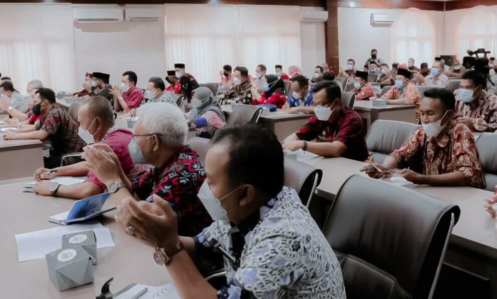 RAPAT MENDADAK. Para kepala perangkat daerah dan camat mengikuti rapat mendadak membahas penertiban bangunan liar ilegal. Camat dan kuwu diimbau melakukan pengecekan bangunan liar di wilayahnya masing-masing.