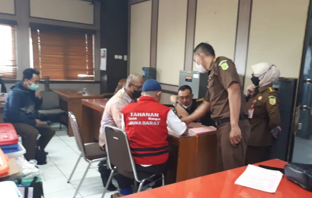 DIKAWAL KETAT. Pemeriksaan tahap kedua perkara Tipikor proyek RTH Jatibarang di Kantor Kejati Jabar. Praktik curang para tersangka mengakibatkan kerugian negara sekitar Rp2 miliar.