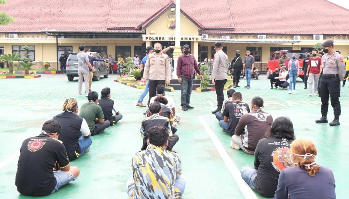 PAKAI NARKOBA. Polisi menangkap 20 anggota LSM GMBI usai mengikuti unjuk rasa anarkis di Mapolda Jabar. Petugas mengamankan barang bukti berupa 15 unit sepeda motor dan 2 unit mobil yang diduga bodong.