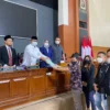 MENGADU: Karyawan Perumda AU menyerahkan berkas tuntutan yang diterima Wakil Ketua DPRD Kuningan, H Ujang Kosasih, Kamis (6/1).