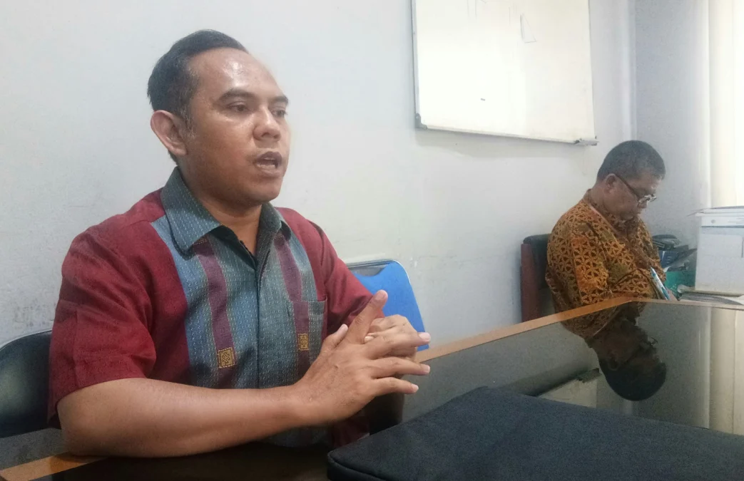 TEGAS. Dirut Perumdam TDA Indramayu, Ady Setiawan menyampaikan hasil assesmen audit SDM bersama Undip Semarang. Hasilnya, ditemukan 16 pegawai honorer yang memperoleh catatan khusus.