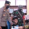 KAWAL. Kapolres Majalengka AKBP Edwin Affandi meninjau pelaksanaan vaksinasi siswa usia 6-11 tahun di salah satu sekolah, Kamis (13/1).