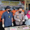 DIRINGKUS. Kapolres Indramayu AKBP M Lukman Syarif bersama Kasat Reskrim AKP Luthfi Olot Gigantara konferensi pers pengungkapan jaringan penadah motor curian. Petugas mengamankan barang bukti 25 unit sepeda motor.