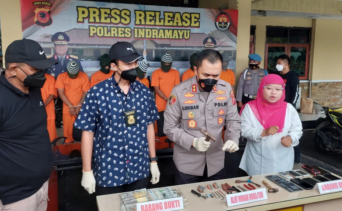 DIRINGKUS. Kapolres Indramayu AKBP M Lukman Syarif bersama Kasat Reskrim AKP Luthfi Olot Gigantara konferensi pers pengungkapan jaringan penadah motor curian. Petugas mengamankan barang bukti 25 unit sepeda motor.