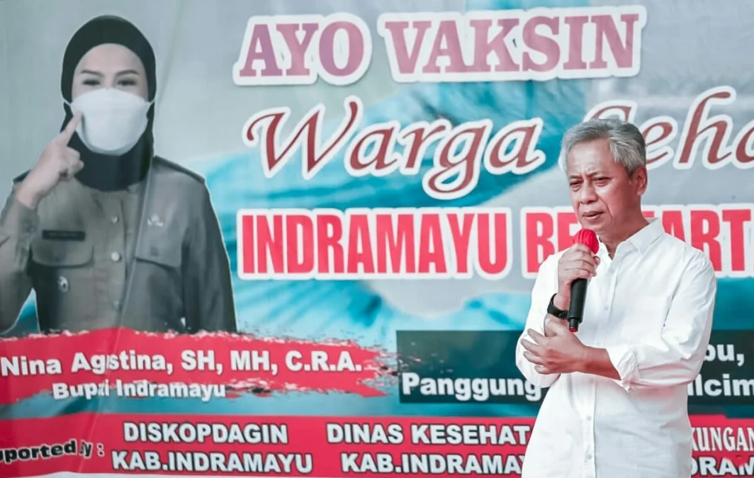 BAKSOS. Asisten Ekonomi dan Pembangunan Kesejahteraan Rakyat Setda Indramayu Maman Kostaman mewakili Bupati Indramayu Nina Agustina menghadiri bakti sosial yang diselenggarakan Paguyuban Pedagang Kulcim Indramayu, Rabu (5/1).