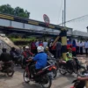 MENINJAU. Suasana terowongan kereta api di Jatibarang saat ditinjau oleh Direktur Keselamatan Perkeretaapian Kemenhub Edi Nur Salam. Kemenhub akan melakukan pelebaran hingga 11 meter.