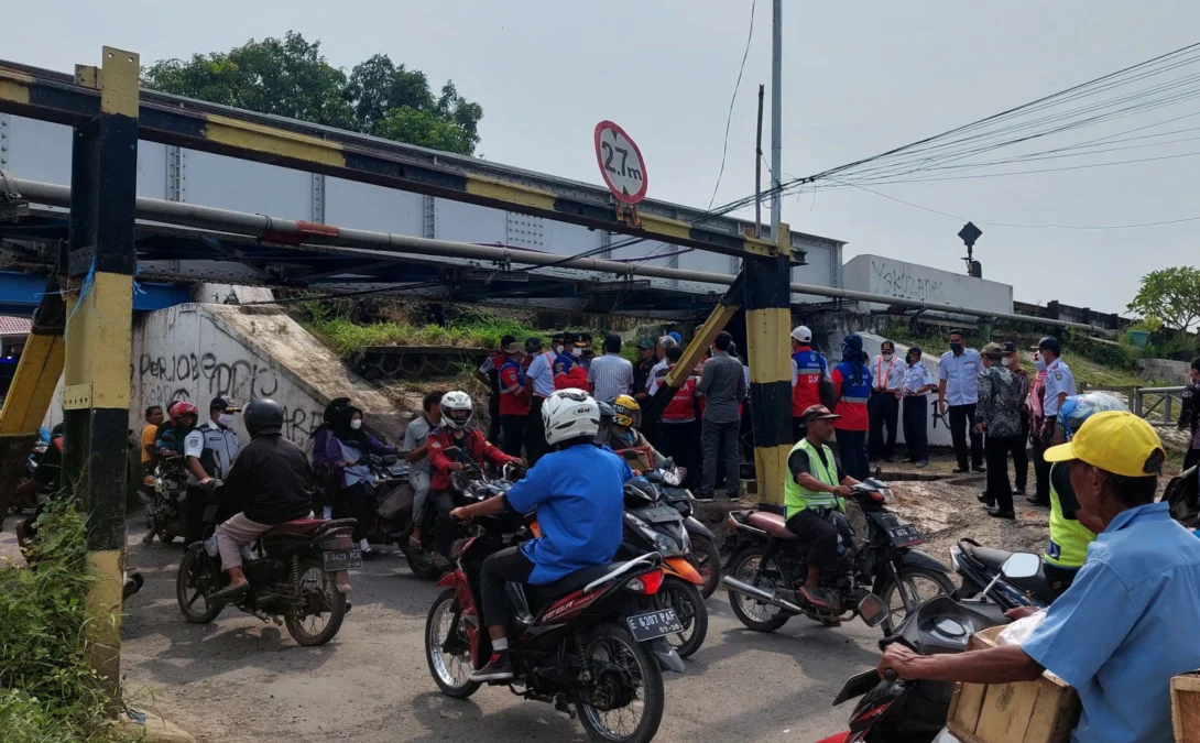 MENINJAU. Suasana terowongan kereta api di Jatibarang saat ditinjau oleh Direktur Keselamatan Perkeretaapian Kemenhub Edi Nur Salam. Kemenhub akan melakukan pelebaran hingga 11 meter.