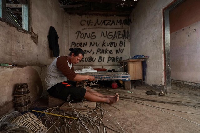 PEDULI. Kang Onong merupakan salah satu generasi muda Leuwilaja yang peduli terhadap pelestarian penganyam rotan yang pernah berjaya di desanya.