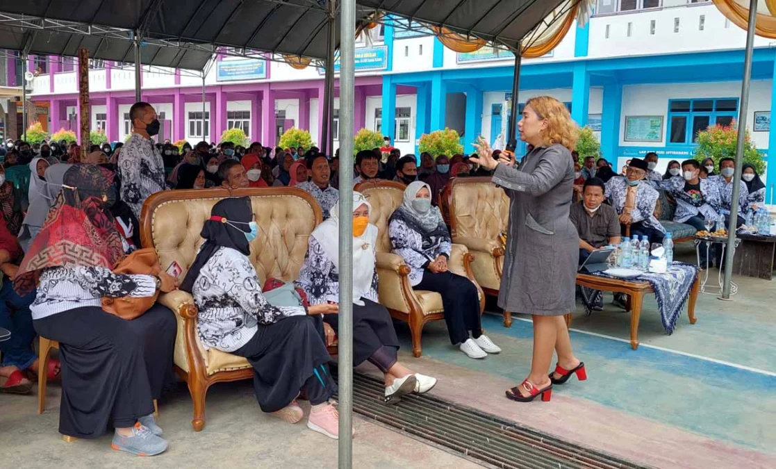 PENJELASAN. Founder Habibie Education Youth, Ir Nana Saragih (kanan) memberikan penjelasan terkait program kuliah gratis dan bekerja di Jerman di hadapan civitas SMK PGRI Jatibarang, Sabtu (15/1) lalu.