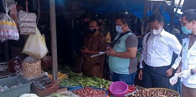 NAIK-TURUN. Harga komoditas cabai di pasar Sindangkasih Cigasong berangsur turun, namun harga minyak goreng masih naik di kisaran Rp18.000.