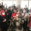 BANGGA. Rombongan pemain, pelatih, official Persindra bersama supporter Persindra Reborn saat tiba di Pendopo Indramayu. Prestasi Persindra membuat bangga seluruh masyarakat Kota Mangga.