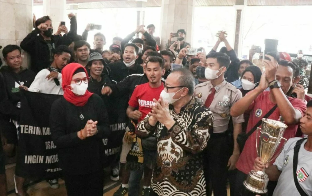 BANGGA. Rombongan pemain, pelatih, official Persindra bersama supporter Persindra Reborn saat tiba di Pendopo Indramayu. Prestasi Persindra membuat bangga seluruh masyarakat Kota Mangga.