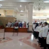 DILANTIK. Bupati Cirebon, H Imron mengambil sumpah panitia dan tim ajudifikasi PTSL Kabupaten Cirebon, kemarin.