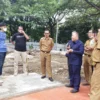 SIDAK. Komisi III DPRD Kabupaten Cirebon melakukan monitoring pembangunan alun-alun taman Pataraksa, bersama DLH.