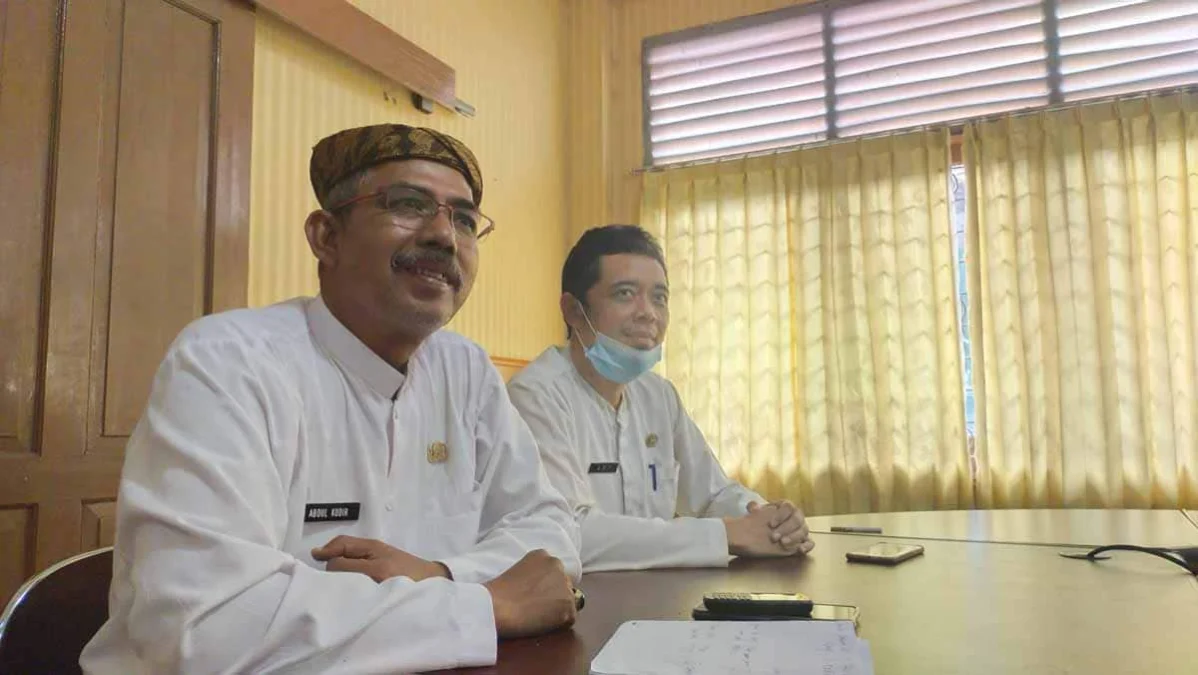 FOKUS REHAB. Kasi Sarana Prasaran (Sarpras) SD, Abdul Khodir (kiri) bersama Kasi Kurikulum Bidang Pendidikan Dasar Disdik Kabupaten Cirebon, Asep M Muflih Hakim menjelaskan anggaran pembangunan fisik untuk SDN berasal dari APBD dan DAK.