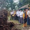 DITINJAU. Bupati Cirebon, Drs H Imron MAg melihat langsung lokasi pohon tumbang di komplek Makam Kramat Talun, kemarin.