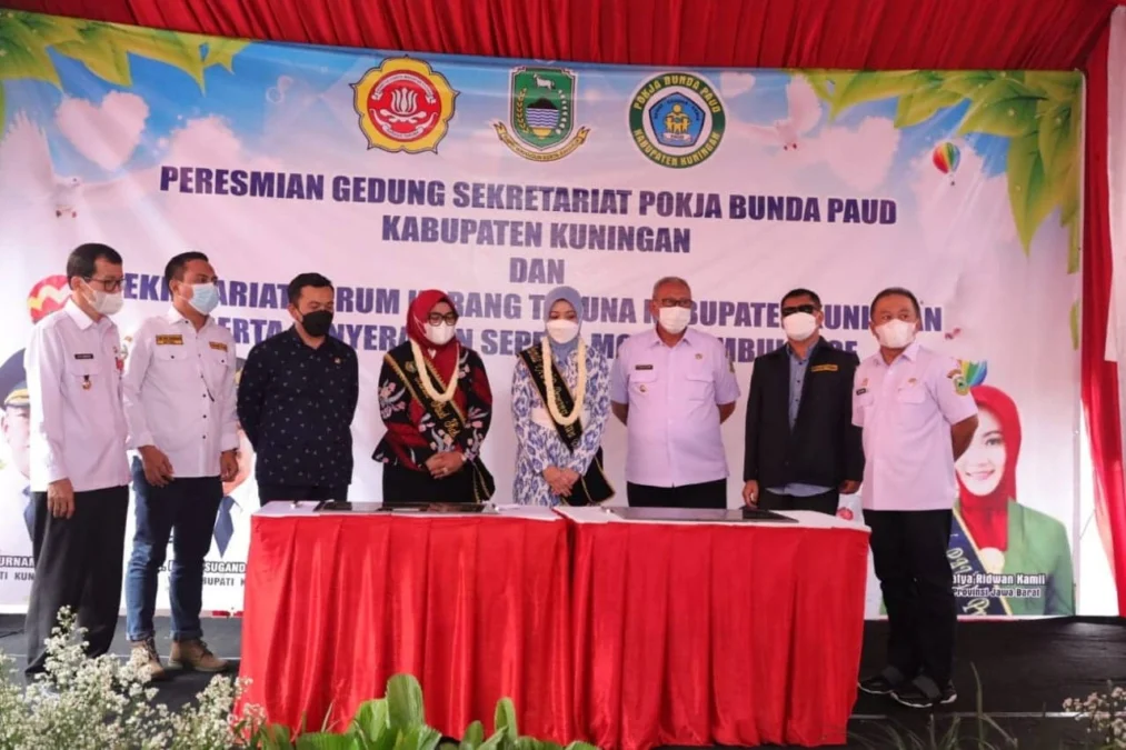 RESMIKAN SEKRETARIAT. Bunda PAUD Jawa Barat Hj Atalia Praratya Kamil meresmikan Gedung Sekretariat Pokja Bunda PAUD dan Sekretariat Forum Karang Taruna Kabupaten Kuningan, Rabu, (26/1).