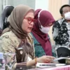 VIRTUAL. Bupati Indramayu Nina Agustina memimpin rapat penyusunan RKPD Indramayu tahun 2023 secara virtual di Ruang ICC. Pihaknya berharap perencanaan pembangunan sesuai dengan kebutuhan.