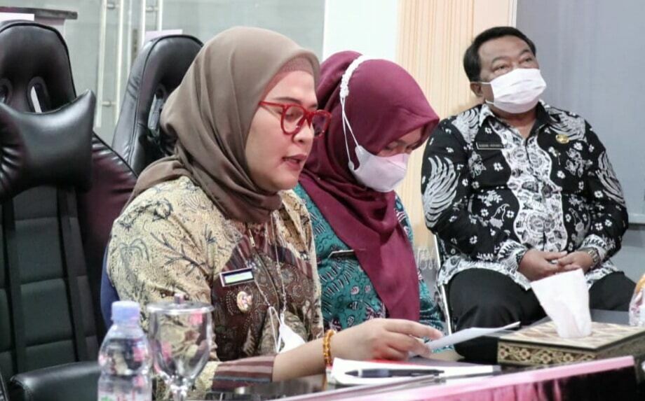 VIRTUAL. Bupati Indramayu Nina Agustina memimpin rapat penyusunan RKPD Indramayu tahun 2023 secara virtual di Ruang ICC. Pihaknya berharap perencanaan pembangunan sesuai dengan kebutuhan.