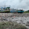 BELUM DIANGKUT. Tumpukan sampah di tepi Pantai Dadap, Kecamatan Juntinyuat diduga kiriman dari daerah lain. Warga khawatir sampah menimbulkan masalah baru jika tidak segera dibersihkan.