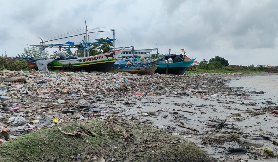 BELUM DIANGKUT. Tumpukan sampah di tepi Pantai Dadap, Kecamatan Juntinyuat diduga kiriman dari daerah lain. Warga khawatir sampah menimbulkan masalah baru jika tidak segera dibersihkan.