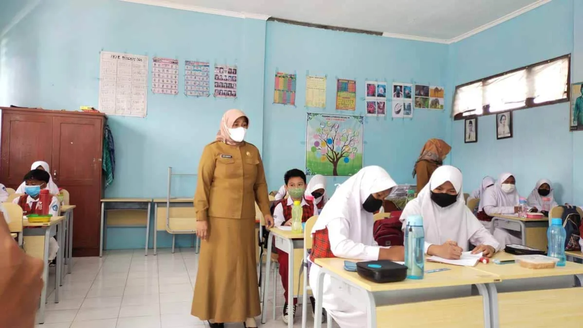 INOVASI. Kepala SDN 2 Tukmudal, Yeyet Nurhayati mengecek dan memastikan langsung siswa disekolahnya untuk taat aturan, membawa tempat makan minum sendiri, demi mengurangi sampah plastik disekolah.