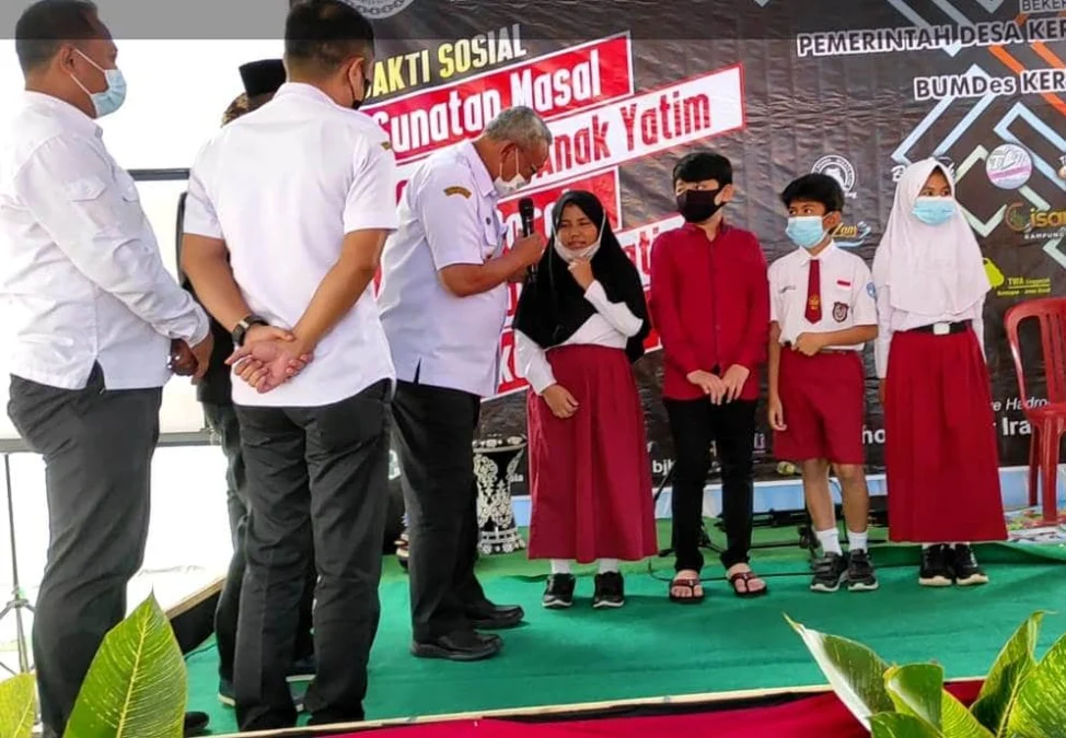 BAKTI SOSIAL. Bupati H Acep Purnama menyaksikan santunan anak yatim yang digelar Paguyuban Dewiku bekerjasama dengan Pemdes Kertawirama, kemarin.