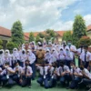 BERSAMA SISWA. Sekda Dr H Dian Rachmat Yanuar MSi foto bersama dengan siswa usai membuka Bimtek Implementasi Kurikulum Prototipe, bagi Pendidik Jenjang SMP hingga TK di Kabupaten Kuningan yang bertempat di SMPN 1 Cilimus, Selasa, (25/1).