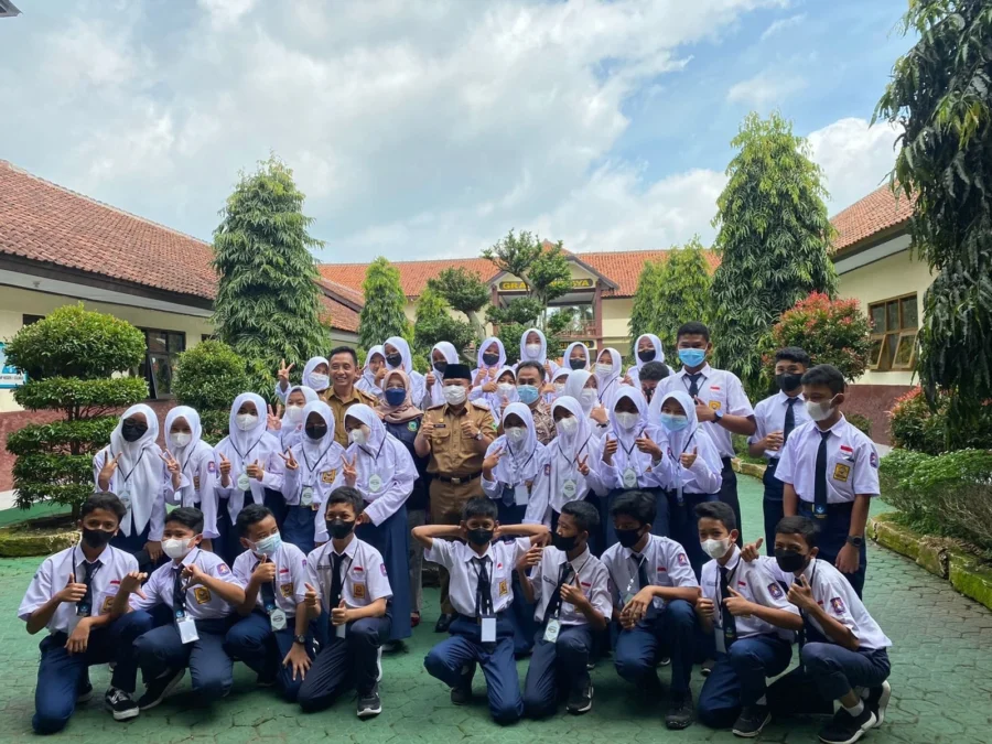 BERSAMA SISWA. Sekda Dr H Dian Rachmat Yanuar MSi foto bersama dengan siswa usai membuka Bimtek Implementasi Kurikulum Prototipe, bagi Pendidik Jenjang SMP hingga TK di Kabupaten Kuningan yang bertempat di SMPN 1 Cilimus, Selasa, (25/1).