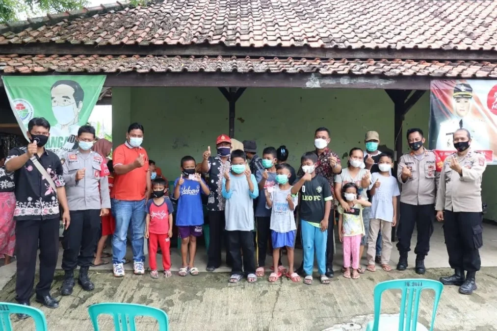 BERI DUKUNGAN. Camat Anjatan, Rory Firmansyah bersama perwakilan beberapa pihak terkait dengan anak-anak peserta vaksinasi. Pelaksanaan vaksinasi anak memerlukan dukungan dari seluruh pihak, termasuk sekolah.