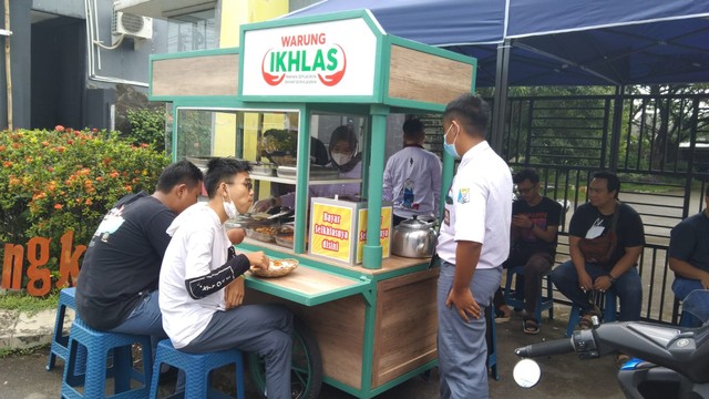 BERAMAL: Pasangan Tri Sutrisna (27) dan Nova Norma Hakiki (28) membuka warung Ikhlas di depan kompleks Pesona Majalengka Kelurahan Munjul, Kecamatan Majalengka.