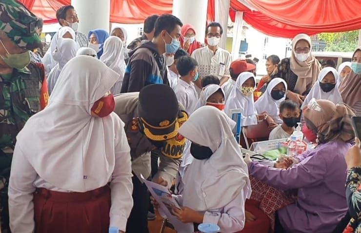 VAKSINASI: Setelah menggenjot vaksinasi anak usia 6-11 tahun, Pemkab Majalengka juga bersiap enggelar vaksinasi booster atau dosis ketiga untuk masyarakat umum.