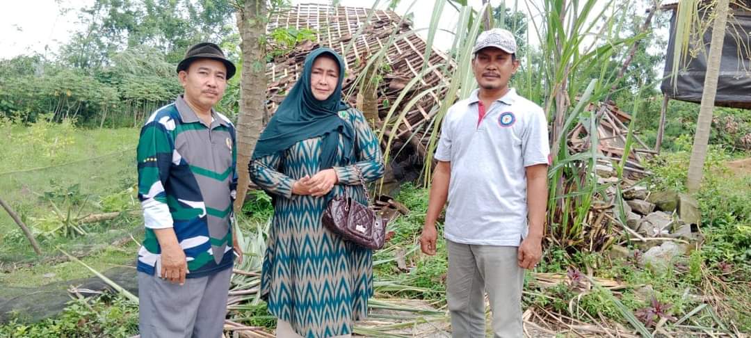 Anggota komisi III DPRD Kab Cirebon, Dr Hj Hanifah MA (tengah) menyatakan fasilitas Damkar minim, terkendala anggaran