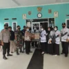 Ketua PGRI Kabupaten Cirebon, Yeyet Nurhayati menyalurkan bantuan sembako kepada warga Desa Mekarsari Kecamatan Waled yang belum lama ini tertimpa banjir