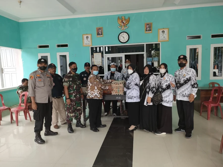 Ketua PGRI Kabupaten Cirebon, Yeyet Nurhayati menyalurkan bantuan sembako kepada warga Desa Mekarsari Kecamatan Waled yang belum lama ini tertimpa banjir