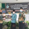 RAIH UNTUNG. Ketua KSPPS BMT NU Artha Berkah, H Surahman (kiri) menyerahkan bantuan dakwah kepada Ketua Tanfidziyah PCNU Kab Cirebon, KH Aziz Hakim Syaerozi (tengah).