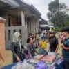 Anggota DPRD Kab Cirebon, Titi Sumanti turun langsung ke lokasi banjir dan menyalurkan bantuan untuk warga terdampak banjir di Kec Waled