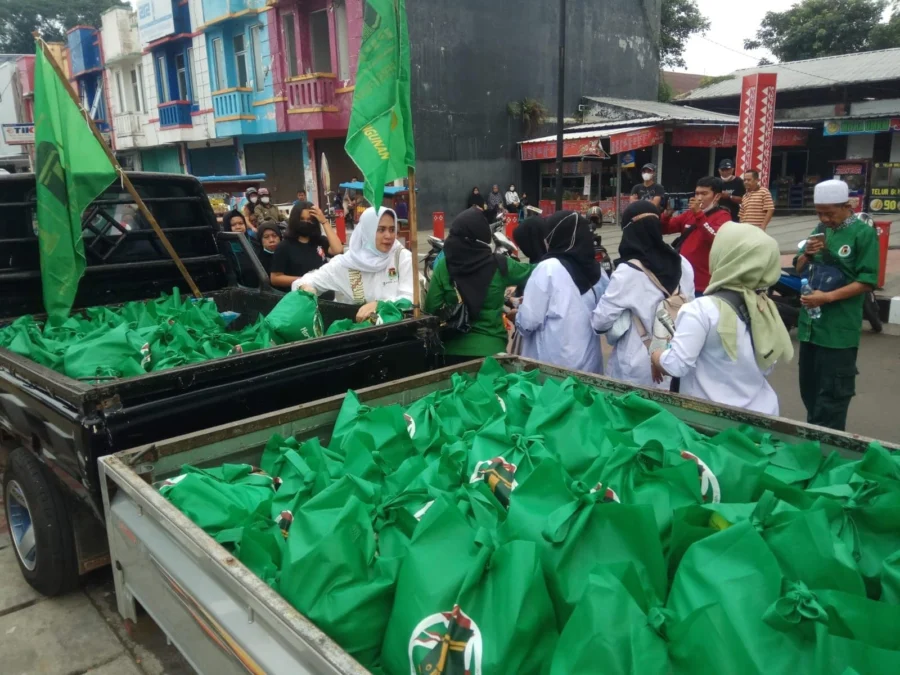 BAZAR MURAH. PPP Kabupaten Kuningan menggelar bazar murah di Taman Kota, Rabu siang (5/1).