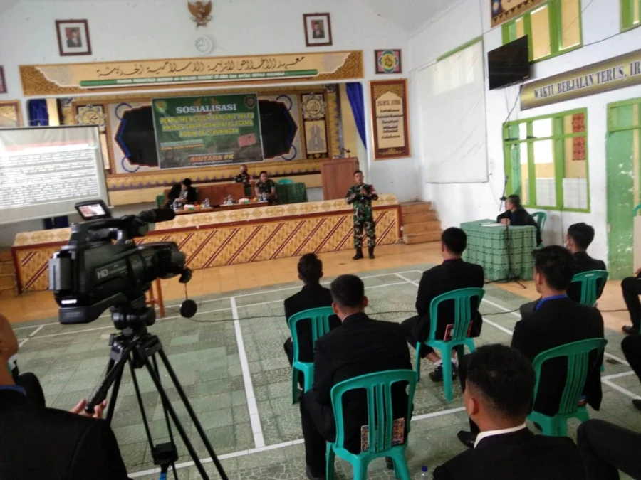 SOSIALISASI REKRUTMEN. Kodim 0615/Kuningan menggelar sosialisasi rekrutmen calon prajurit TNI-AD di Aula Ponpes Al-Ikhlash, Desa Ciawilor, Kecamatan Ciawigebang, Senin (17/01).