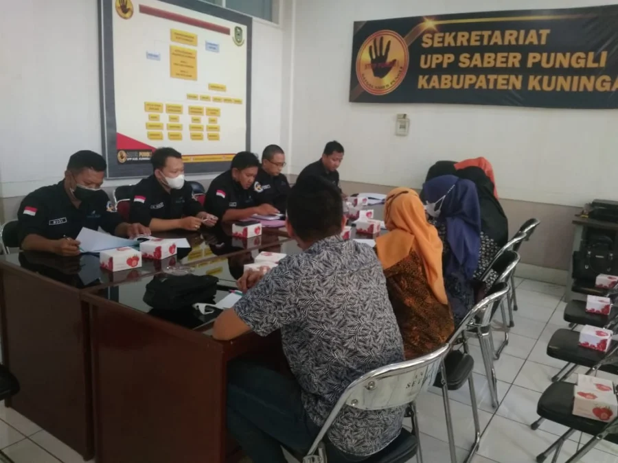 DENGAR PENDAPAT. Jajaran Komisi I DPRD Kuningan saat acara RDP membahas nasib 43 karyawan PDAU, di Sekretariat UPP Saber Pungli Kuningan, akhir pekan kemarin.