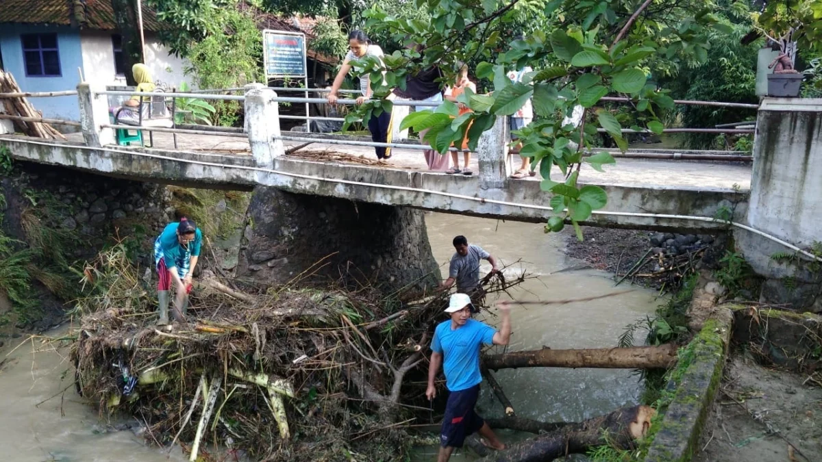 KERUSAKAN LINGKUNGAN. Faktor kerusakan lingkungan dan jembatan menjadi penyebab utama meluapnya Sungai Cikondang yang merendam puluhan rumah di Desa/Kecamatan Cibingbin.