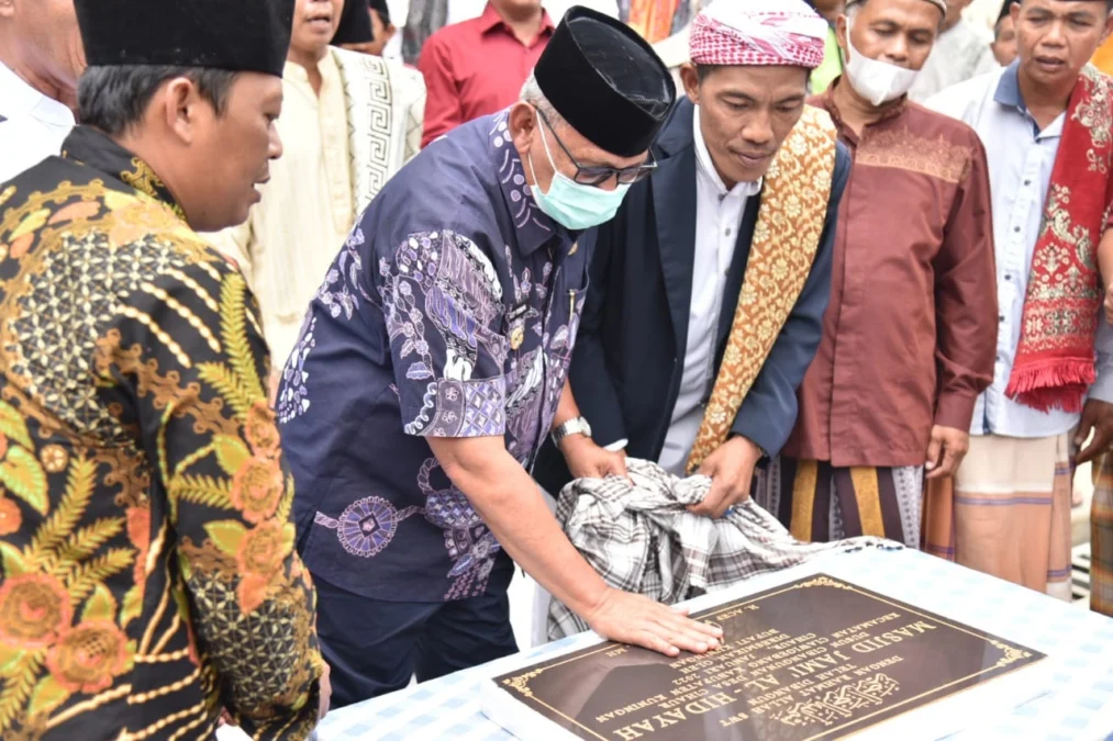 TAMPIL MEGAH. Tampil bergaya arsitektur Timur Tengah, Masjid Al-Hidayah Dusun Cibangunan, Desa Cihaur, Kecamatan Ciawigebang diresmikan Bupati H Acep Purnama, Jumat (28/1).