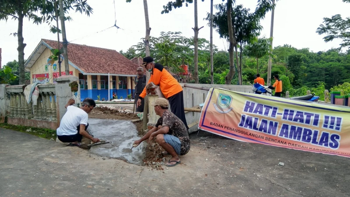 PERGERAKAN TANAH. Badan Penanggulangan Bencana Daerah (BPBD) Kabupaten Kuningan melakukan asesemen di lokasi pergerakan tanah di di Desa Cilayung, Kecamatan Ciwaru.